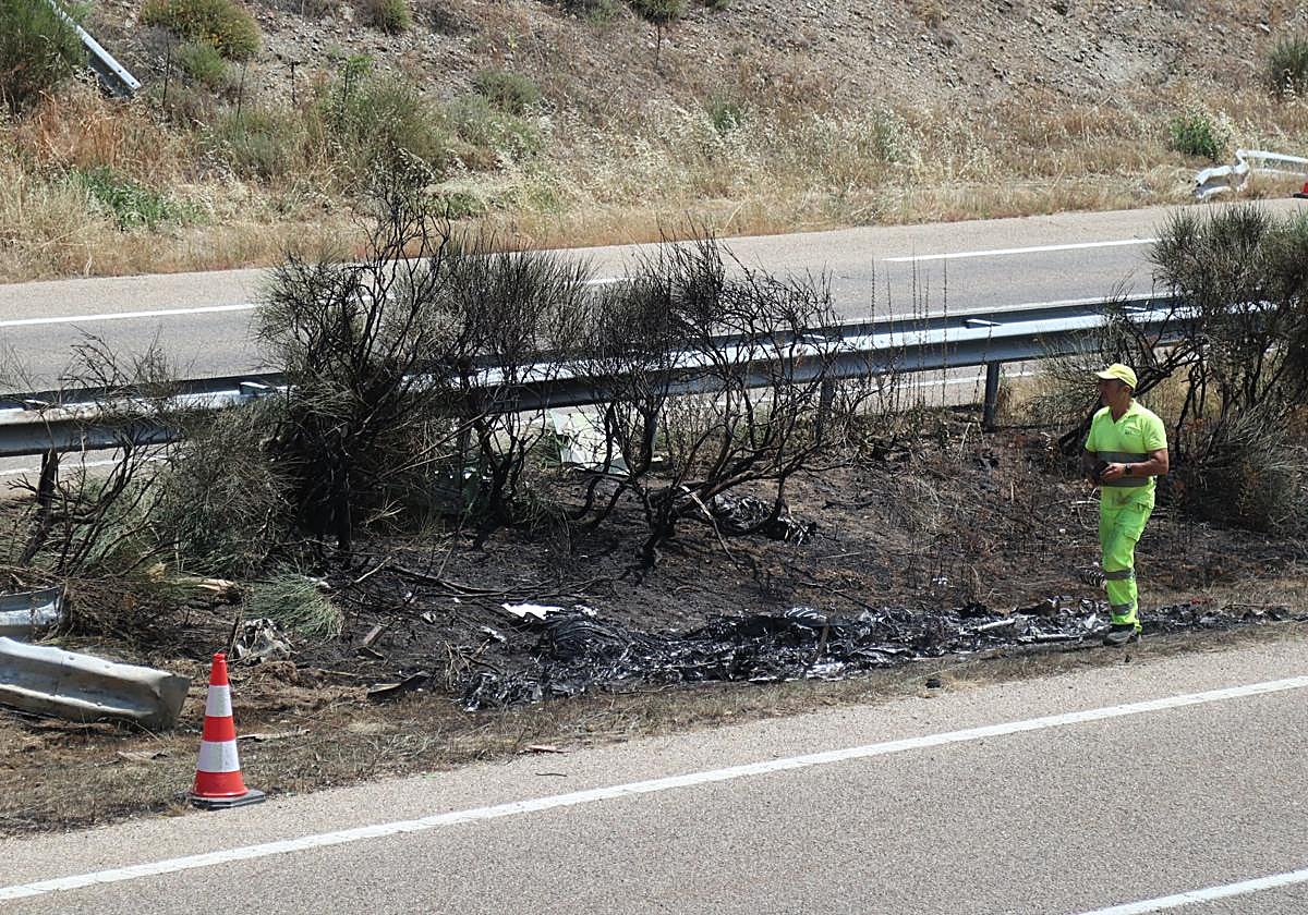 El coche de Diogo Jota y su hermano quedó calcinado en la mediana tras el accidente mortal
