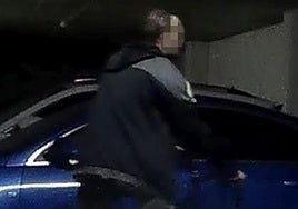 Imagen del ladrón de garajes más activo de Vitoria, ahora detenido, durante un golpe.