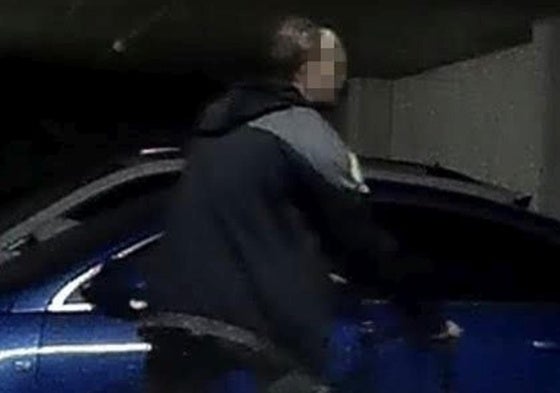Imagen del ladrón de garajes más activo de Vitoria, ahora detenido, durante un golpe.