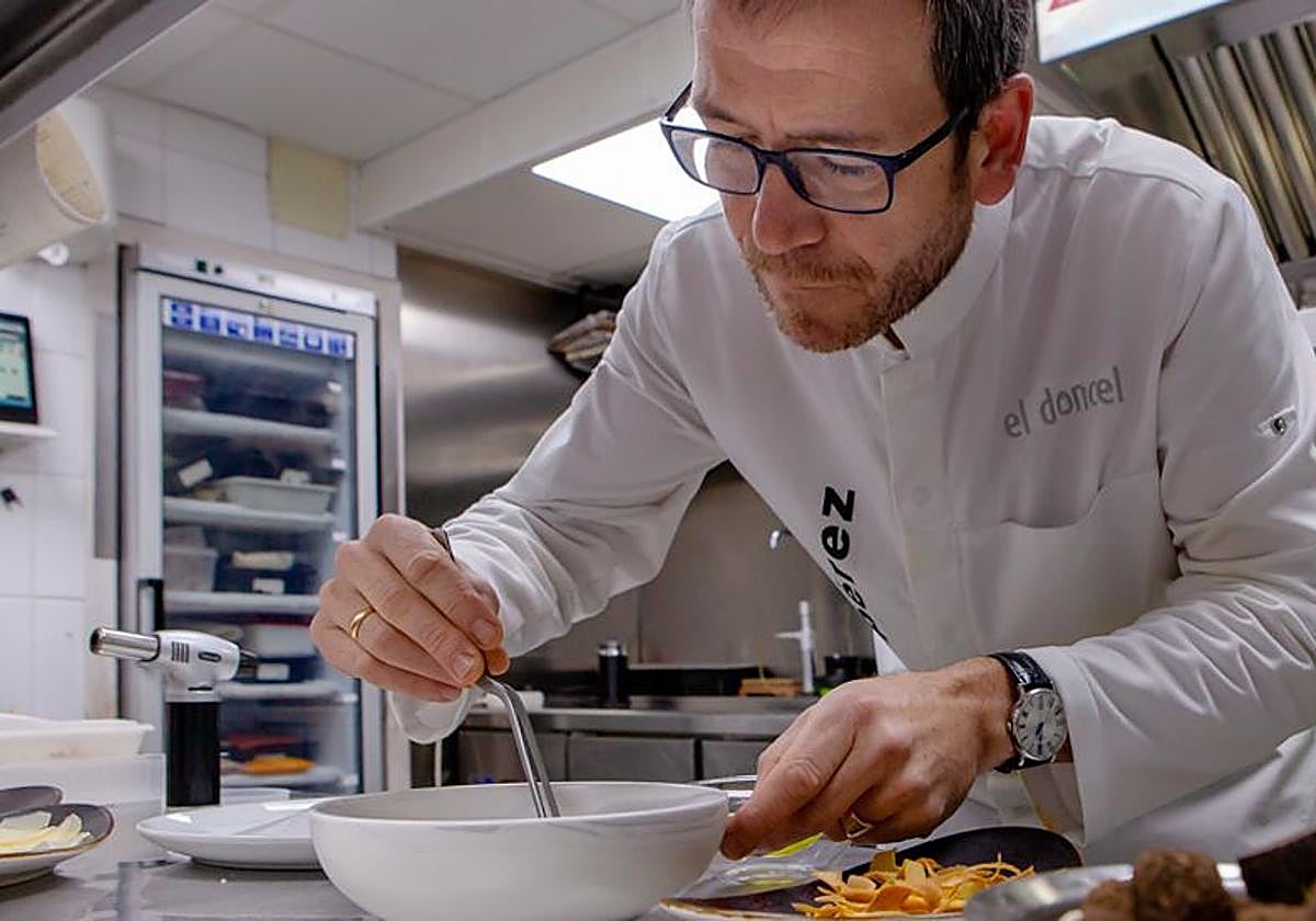 Enrique Pérez en la cocina de El Doncel.