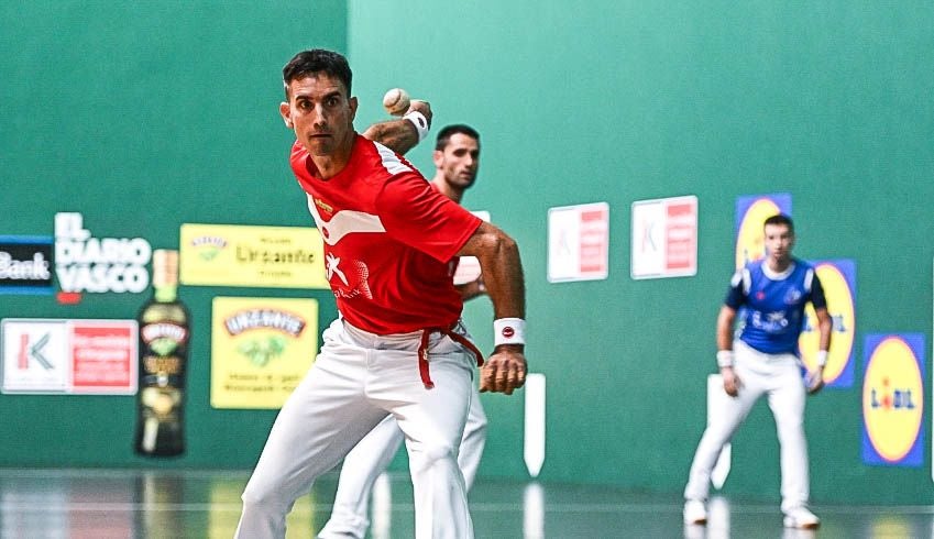 Mikel Urrutikoetxea estuvo muy activo en el primer partido de torneo de parejas de San Fermín.