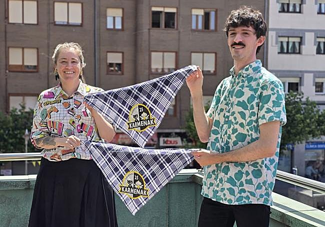 La concejala de Cultura, Nerea Cantero, con el actor Aitzol Villahoz.