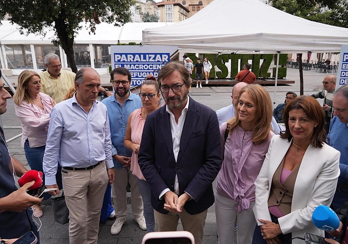 Dirigentes del PP alavés han participado en la recogida de firmas de la Virgen Blanca