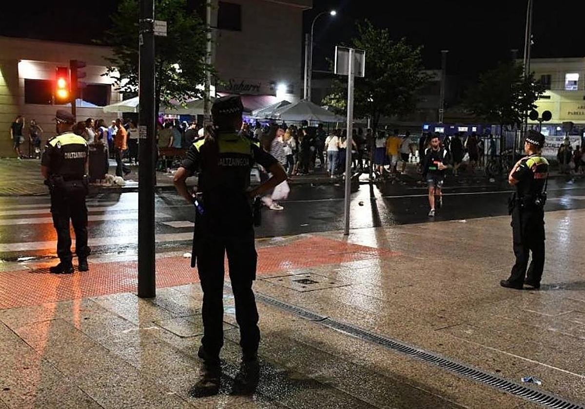 Agentes de la Policía Municipal de Santurtzi, de patrulla en una edición anterior de las fiestas.