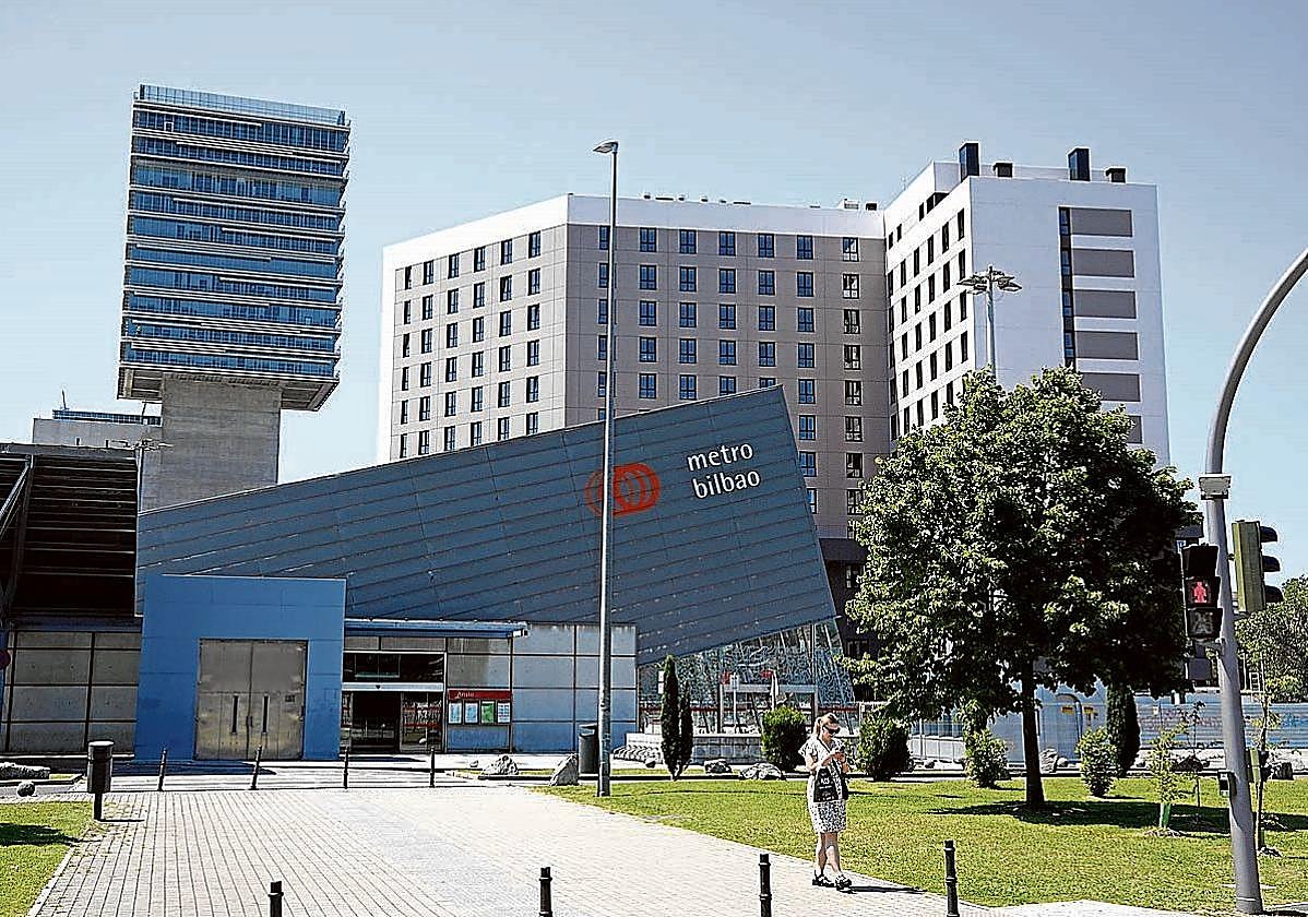 Con tonos grises y blancos, el edificio se lavanta ya entre la feria de muestras y el metro.