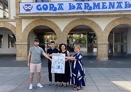 Iñaki Kortazar, director de la Sociedad Deportiva Amorebieta (SDA); Koldo Bilbao, concejal de Cultura; Ainhoa Salterain, alcaldesa e Itxaso Iriondo, directora del colegio Karmelitak.