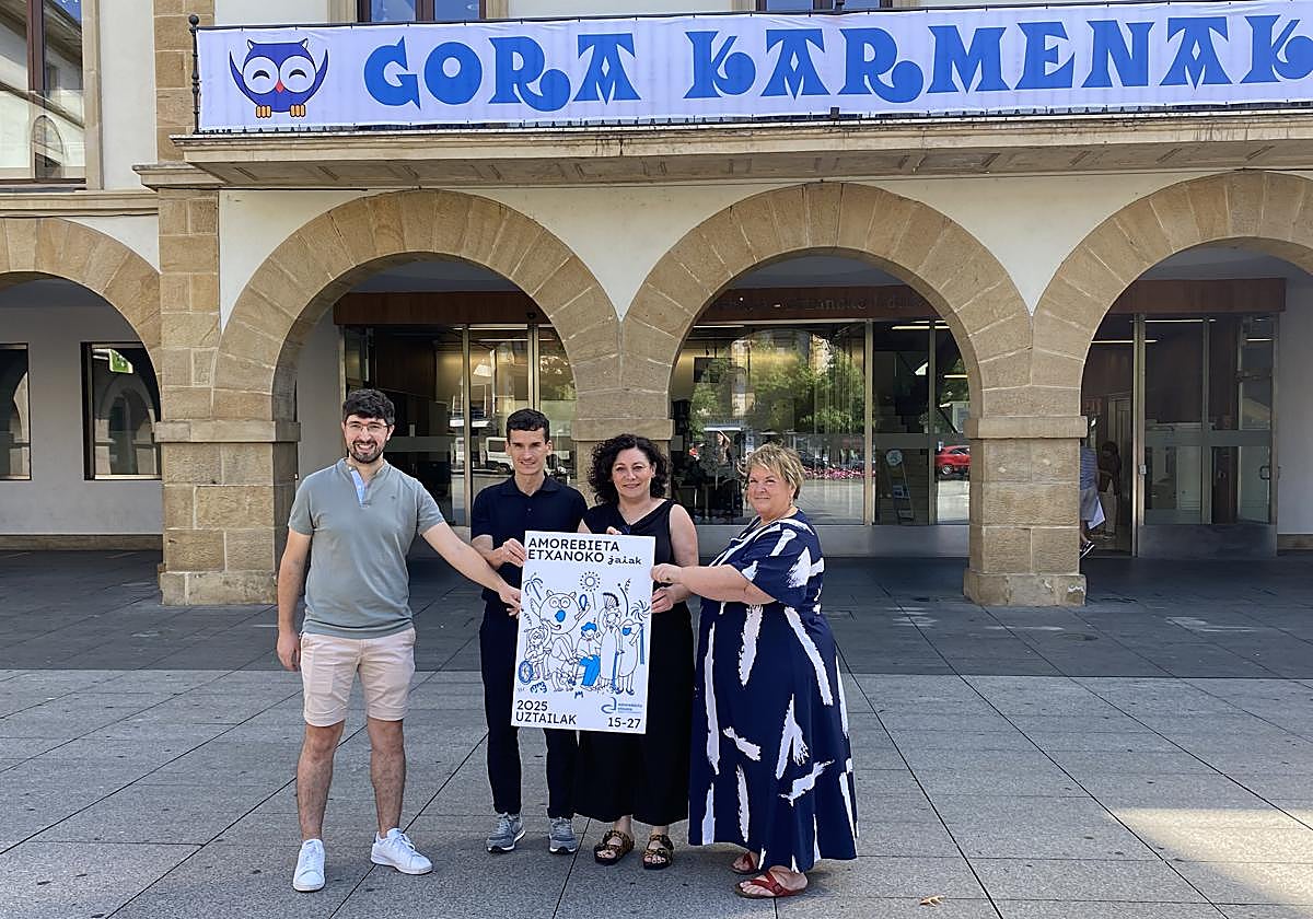 Iñaki Kortazar, director de la Sociedad Deportiva Amorebieta (SDA); Koldo Bilbao, concejal de Cultura; Ainhoa Salterain, alcaldesa e Itxaso Iriondo, directora del colegio Karmelitak.