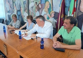 La diputada foral de Transportes, Movilidad y Turismo, Sonia Pérez, y el alcalde de Abanto, Iñaki Urrutia, han firmado el convenio del proyecto este miércoles.