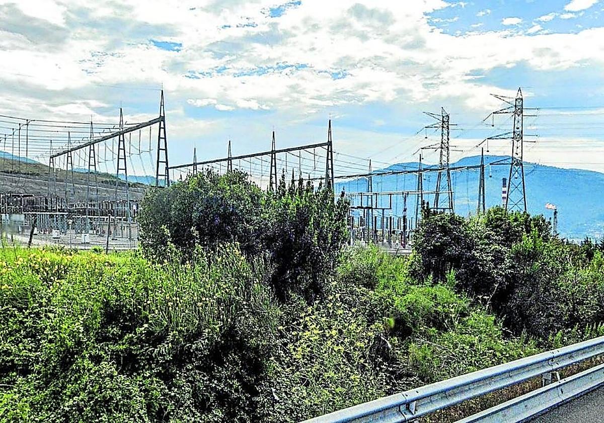 La línea de alta tensión partirá desde la subestación de Abanto, que se ubica junto a la A-8 y la refinería de Petronor.