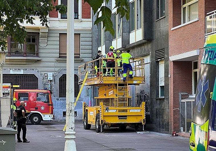 Servicios sanitarios y bomberos atienden a la víctima en el lugar.