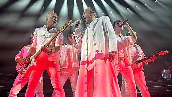 Bosé canta, baila, tose y triunfa ante las 3.000 personas que se acercaron a Miribilla