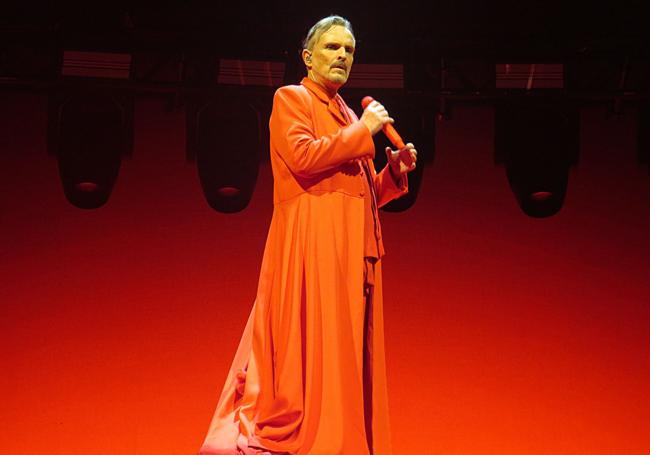 De rojo en 'Olvídame tú'.