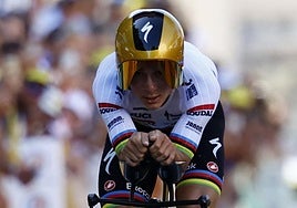 Evenepoel cruzo la línea de meta como vencedor de la contrarreloj.