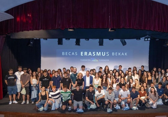 El presidente de Fundación Vital, Jon Urresti, se ha reunido con las personas beneficiarias de estas becas.