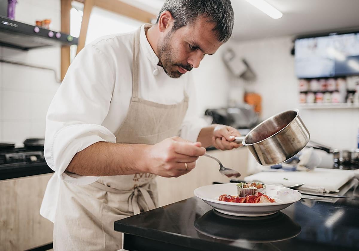 Cocina serena que evoca el paisaje de Urdaibai