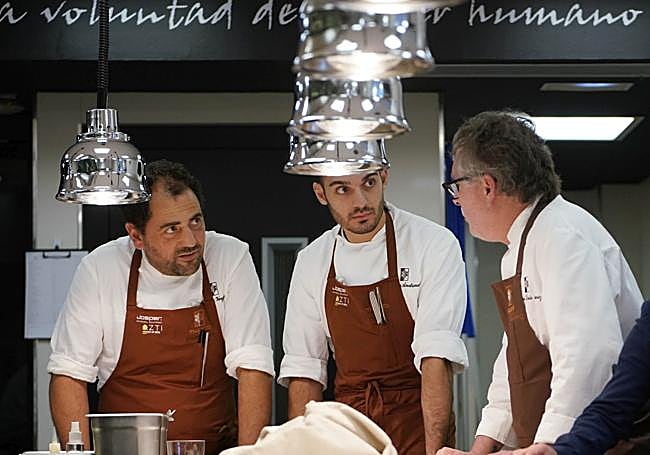Cocina en acción, Aduriz con Javi Vergara y Basarat Andronatti, uno de los dos jefes de cocina de Mugaritz; el otro es Gonzalo Avelino.