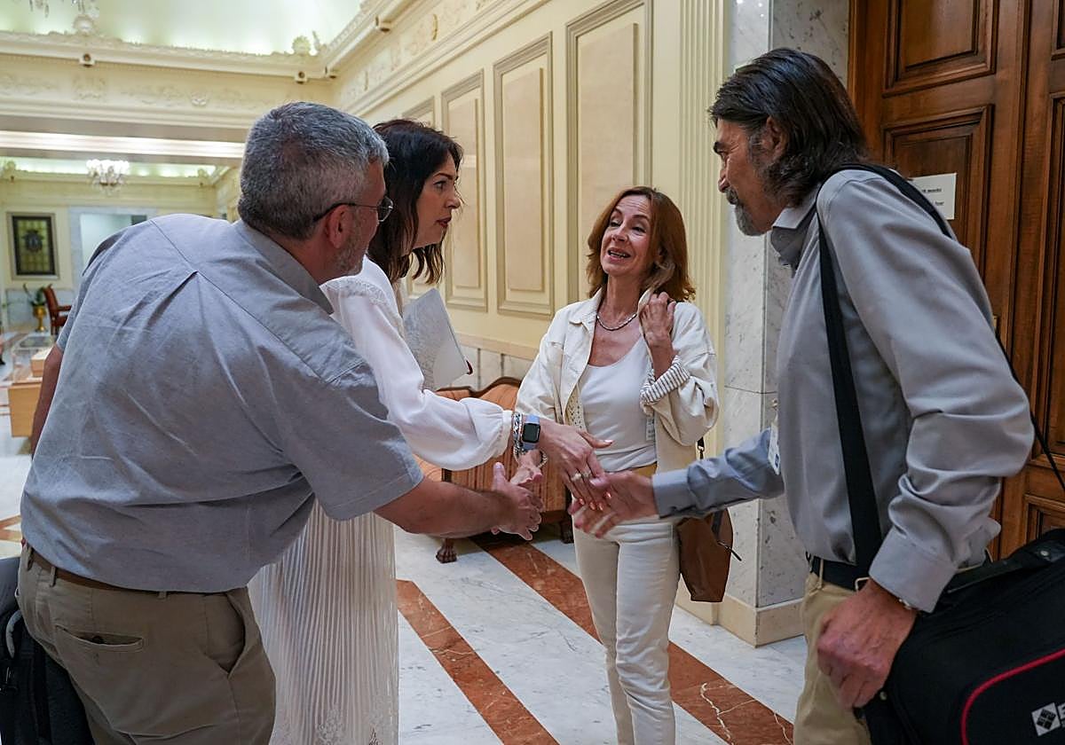 Los padres de K. V. B. antes de dirigirse a los miembros de la comsión de Seguridad.