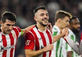 El gesto de Aitor Paredes con un aficionado rojiblanco que no llegaba a la estación de Bilbao a coger el autobús