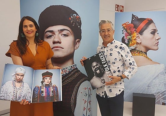 Leixuri Arrizabalaga, diputada de Cultura, y el fotógrafo Asier Bastida, autor de los retratos, han presentado la publicación en la sala Rekalde.
