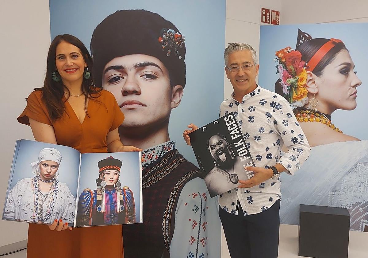 Leixuri Arrizabalaga, diputada de Cultura, y el fotógrafo Asier Bastida, autor de los retratos, han presentado la publicación en la sala Rekalde.