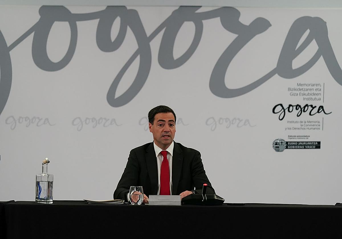 El lehendakari, Imanol Pradales, en una visita anterior a Gogora.