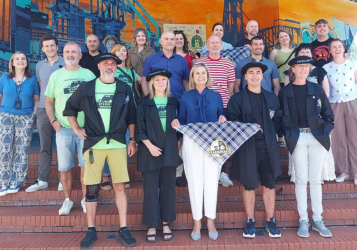 Pregoneros y txupineros, acompañados por la alcaldesa y por miembros de la coporación y de la comisión de fiestas.