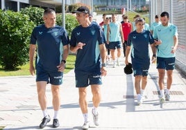 Luis Prieto y Orbaiz se dirigen al entrenamiento junto a los jugdaores y Valverde.