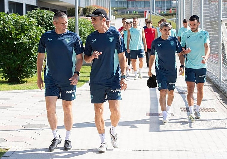 Luis Prieto y Orbaiz se dirigen al entrenamiento junto a los jugdaores y Valverde.