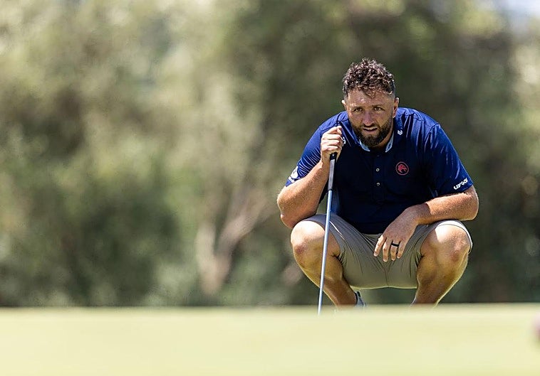 Rahm estudia uno de los greenes de Valderrama.