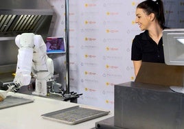 Demostración de un robot creado para desarrollar labores de hostelería.