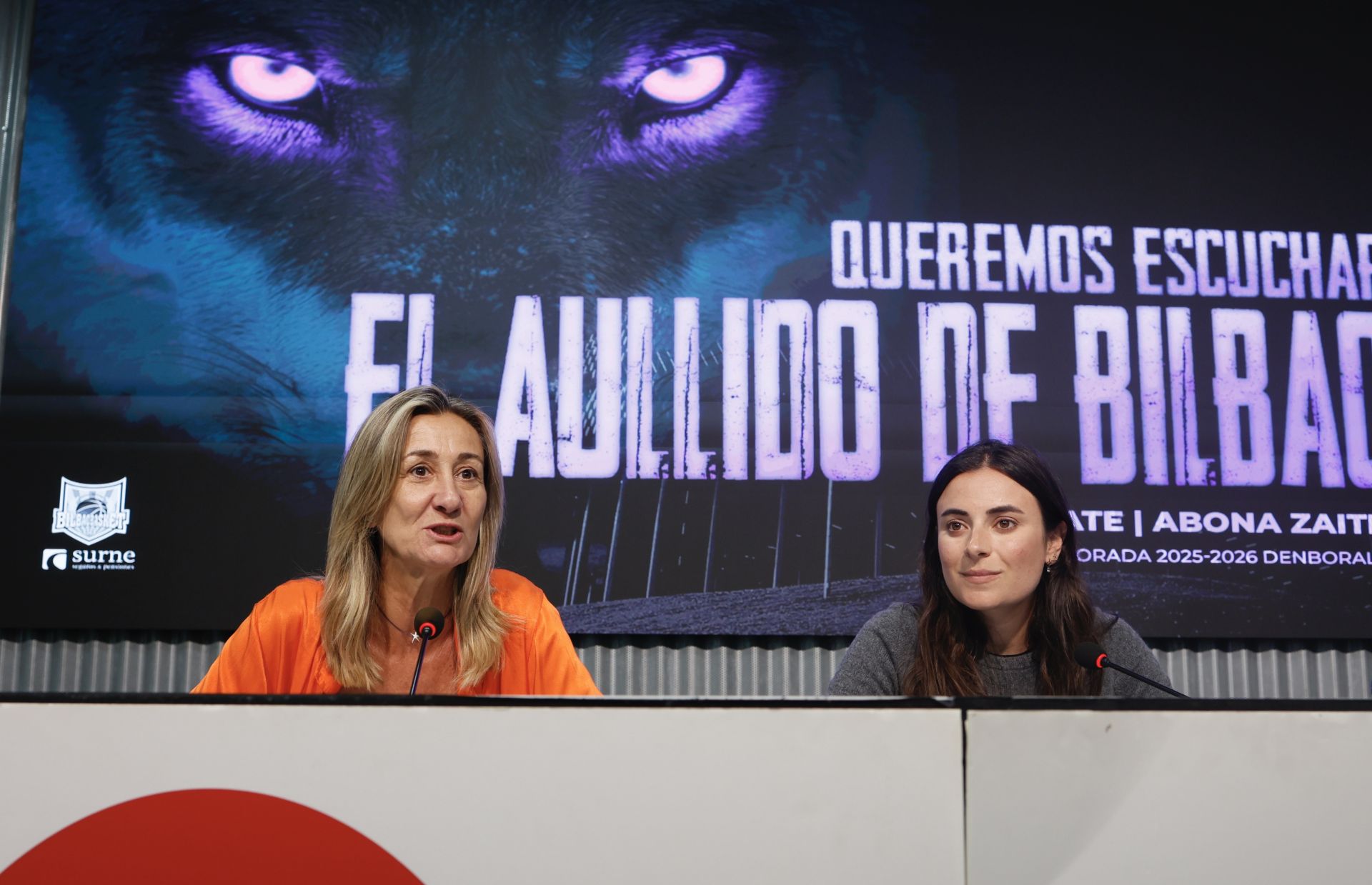 Isabel Iturbe y Olatz Sarasola, en la presentación de la campaña de abonos.