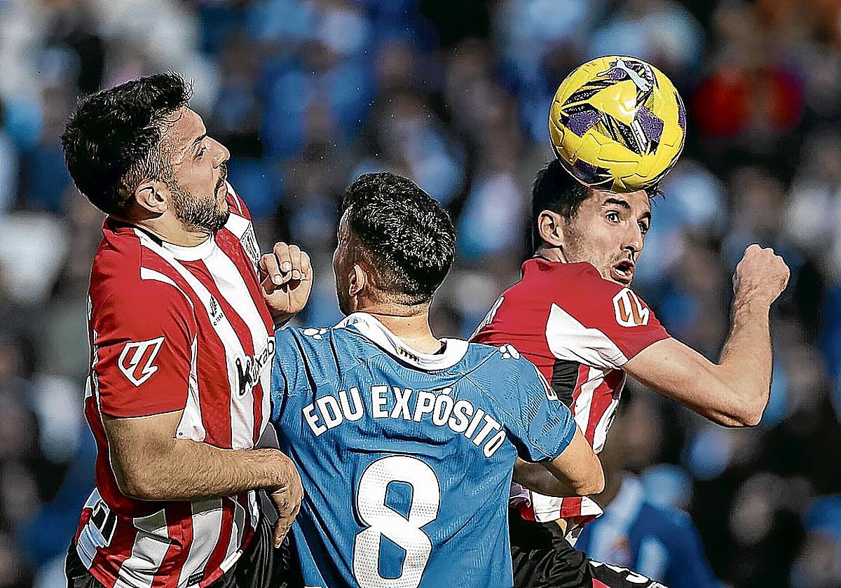 Paredes y Vivián tratan de despejar el balón en el partido ante el Espanyol en Cornellà-El Prat.