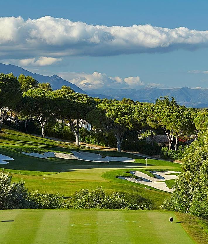 Imagen secundaria 2 - Arriba, el green del hoyo 17, protegido por una bella cascada. A la izquierda, la calle del hoyo 2, invadida por alcornoques. A la derecha, el par 3 del 15, que se juega cuesta abajo y donde suele soplar mucho viento.