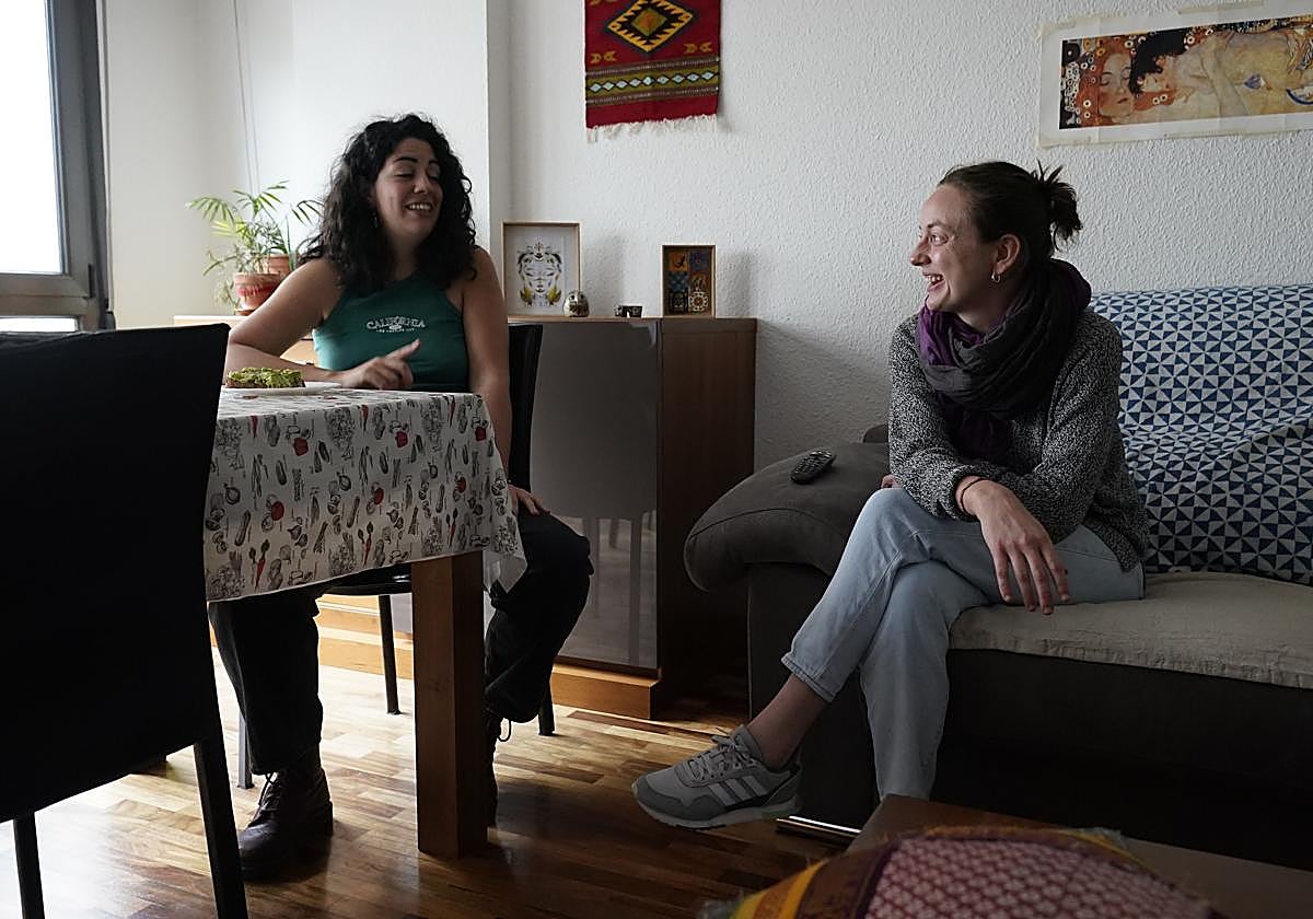 Jóvenes en un piso compartido.