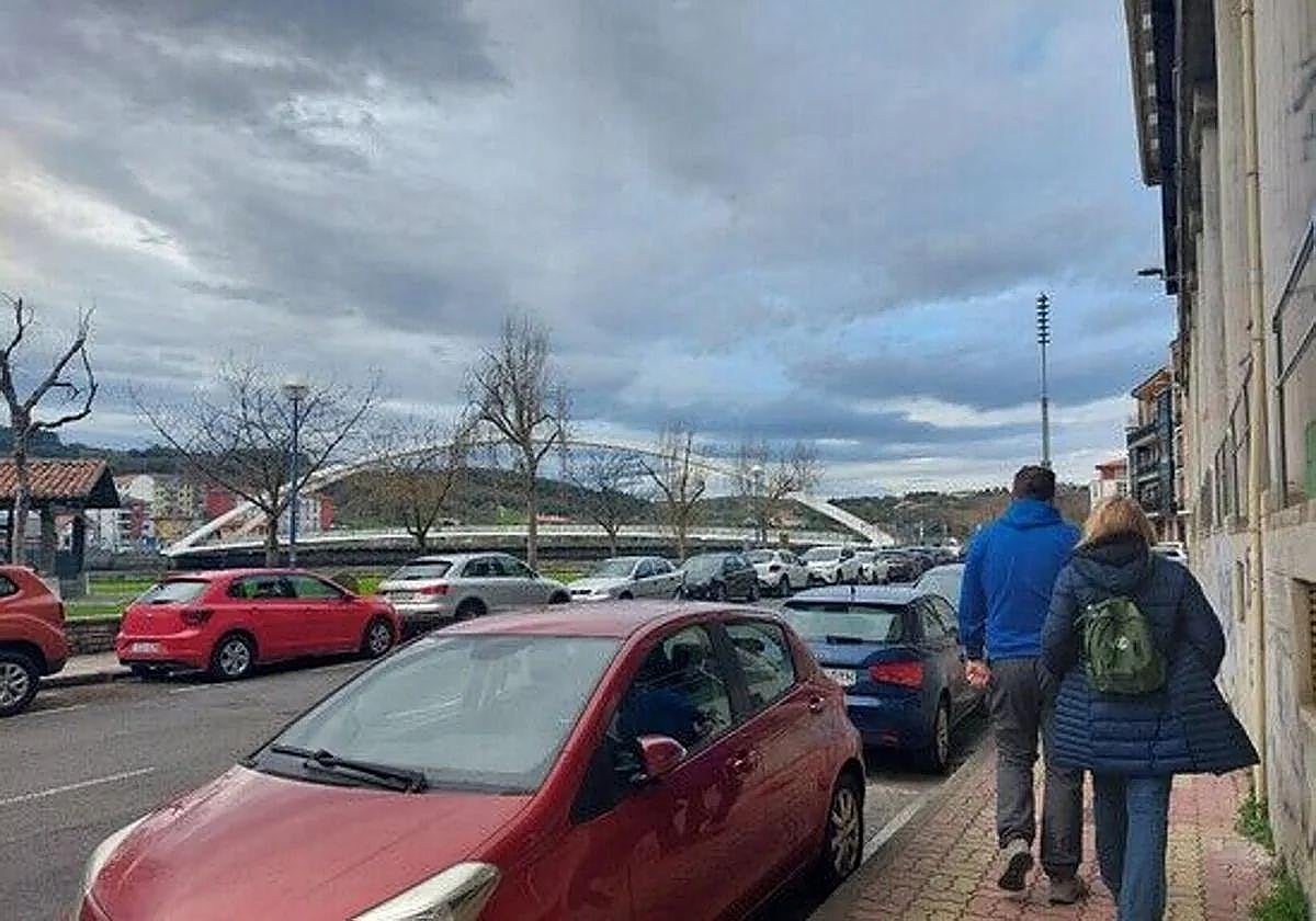 El municipio cuenta con más de 2.000 vehículos registrados y apenas 700 plazas de aparcamiento.