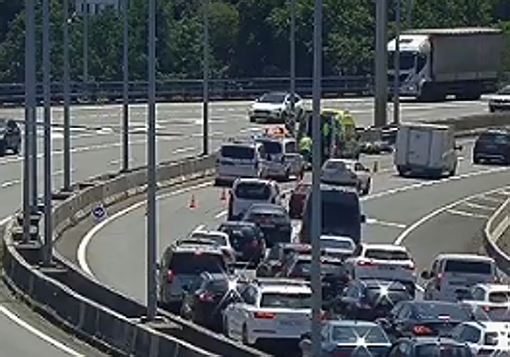 Un motorista resulta herido en un accidente en la A-8 en Bilbao