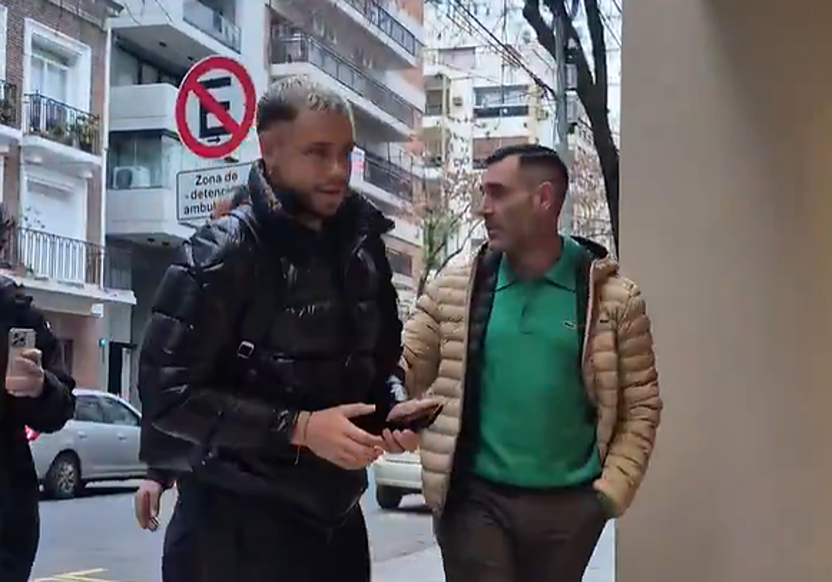 Conechny, a la entrada del centro médico en Argentina.