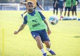 Jonny Otto golpea el balón durante el entrenamiento del Alavés ayer en Ibaia.