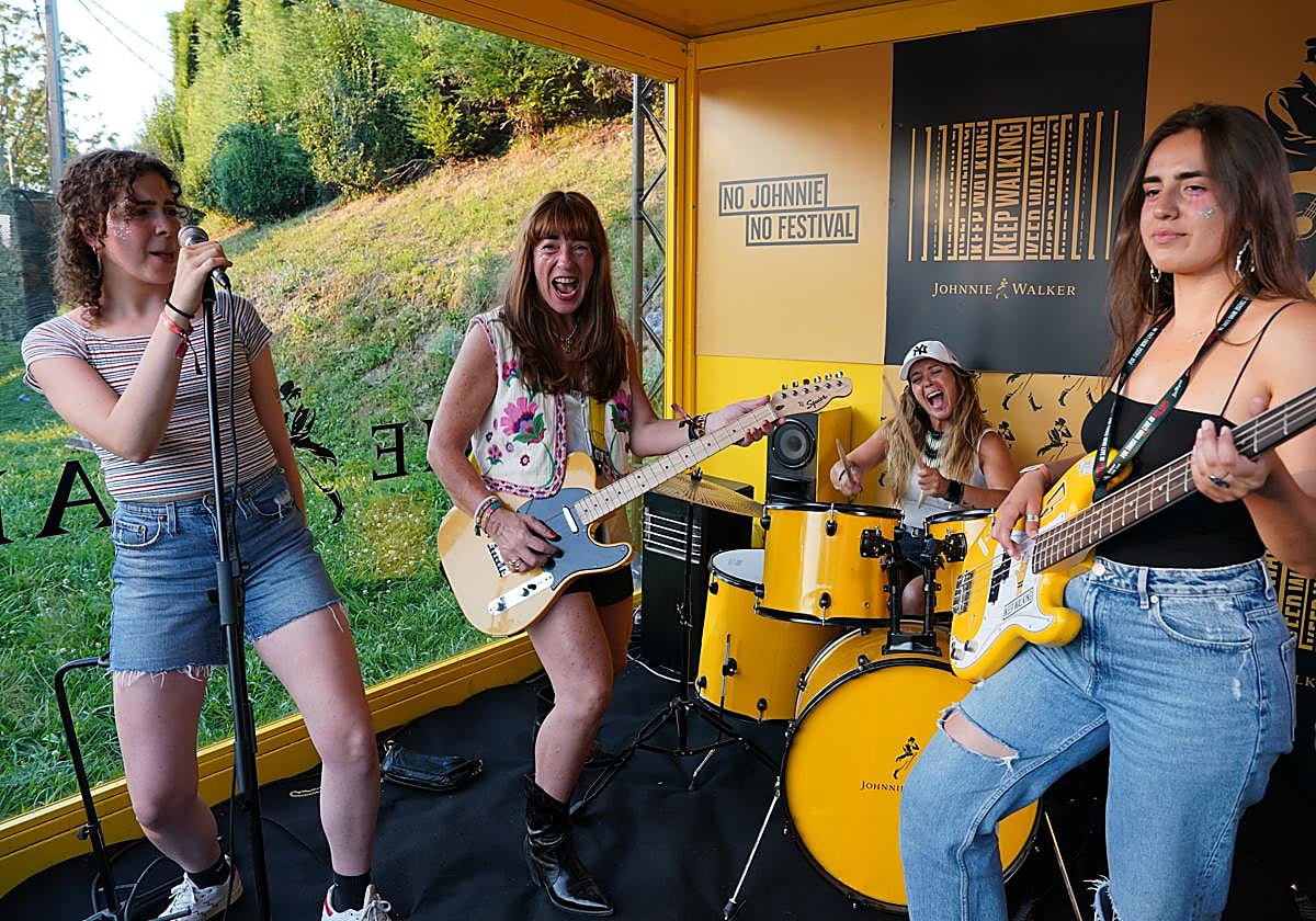 Cuatro amigas derrochan actitud simulando una banda.