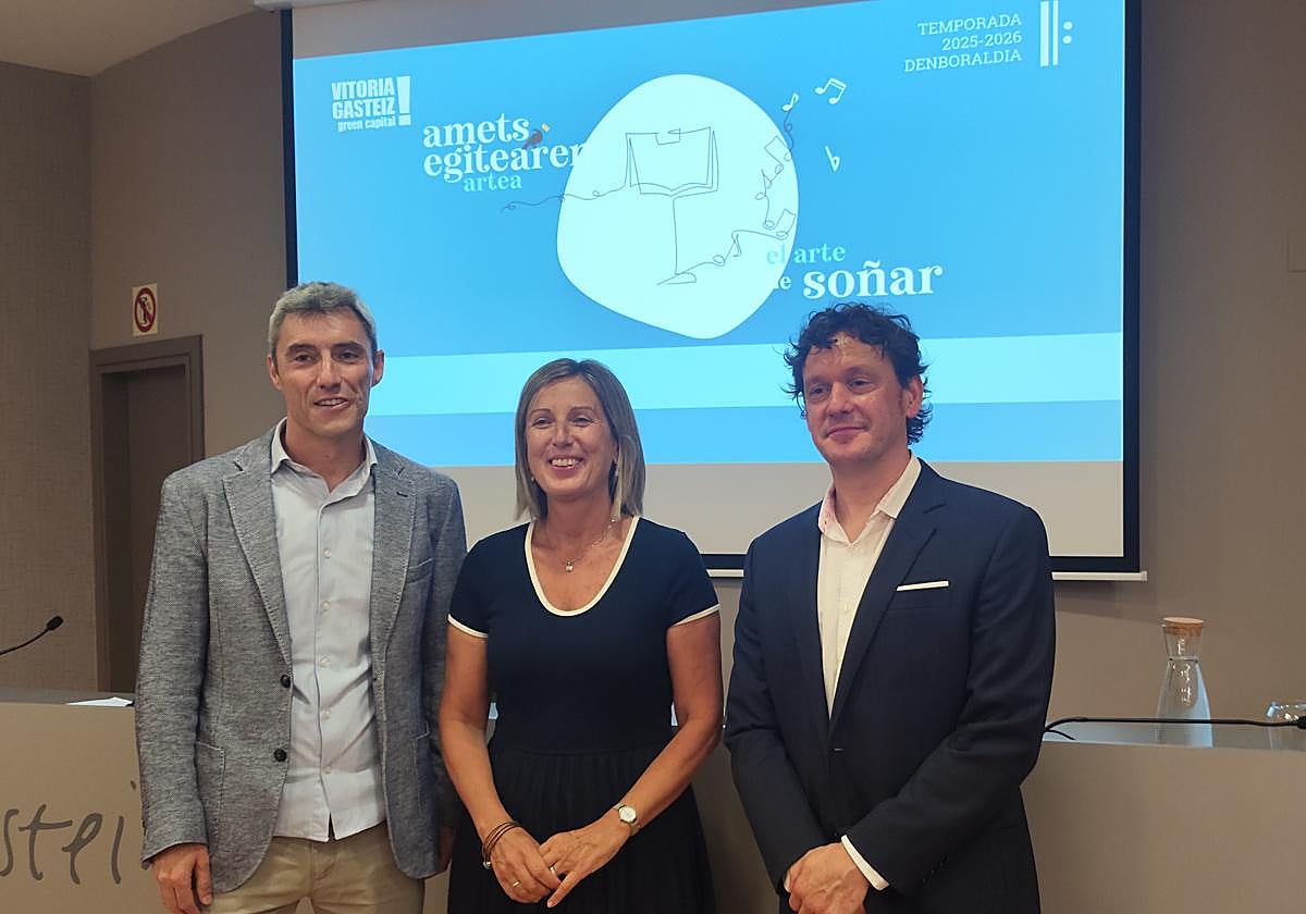 Iker Olazabal, director adjunto de la Banda Municipal de Música, Sonia Díaz de Corcuera, concejala de Cultura y Educación y Luis Orduña, director de la Banda Municipal de Música, presentan la nueva temporada