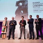 La presidenta de Eusko Ikaskuntza, Ana Urkiza; los premiados, Xabier Etxeberria y Jon Esnaola; el lehendakari, Imanol Pradales; y el presidente de Laboral Kutxa, Adolfo Plaza.