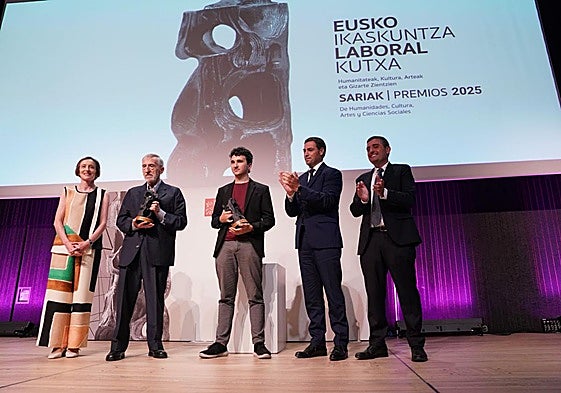 La presidenta de Eusko Ikaskuntza, Ana Urkiza; los premiados, Xabier Etxeberria y Jon Esnaola; el lehendakari, Imanol Pradales; y el presidente de Laboral Kutxa, Adolfo Plaza.