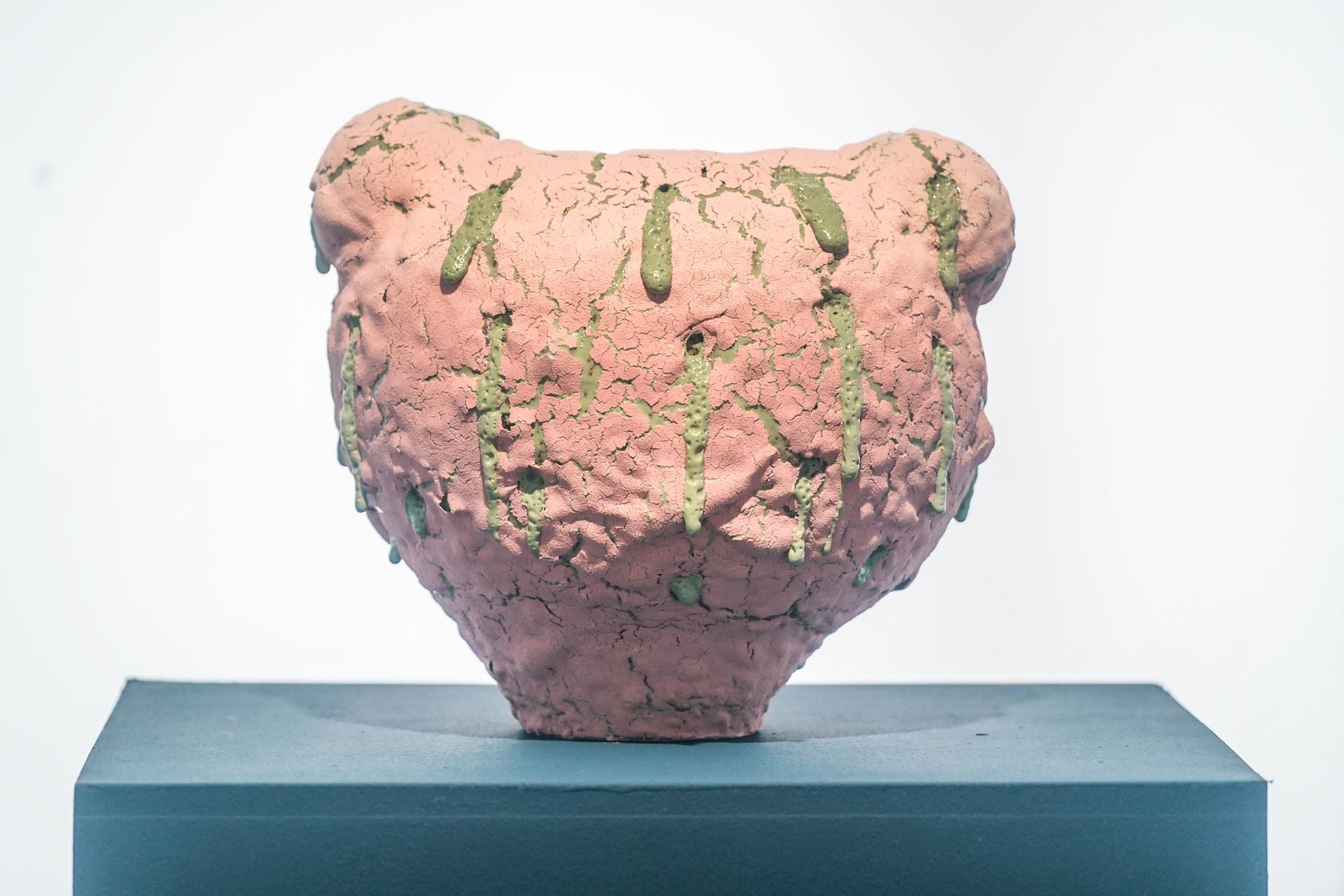 La artista vasca Mar de Dios expone &#039;Espejo de agua y flores&#039; en Vitoria