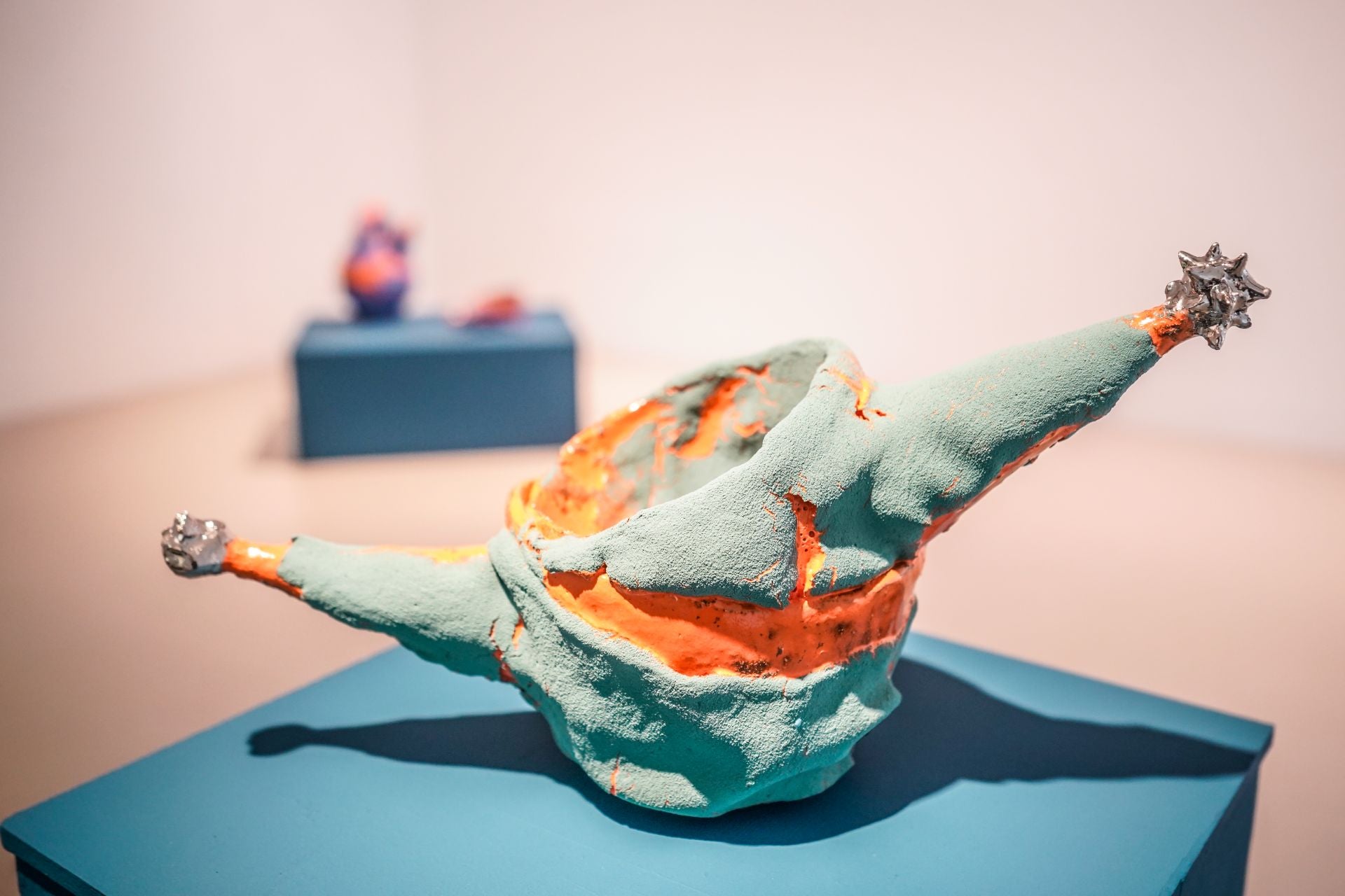 La artista vasca Mar de Dios expone &#039;Espejo de agua y flores&#039; en Vitoria