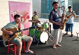 Nicolás Alvear (guitarra), Dani Trueba (batería), Adrián Buenaga (saxo tenor) y Beltrán del Álamo (bajo) abriendo por Erykah Badu.