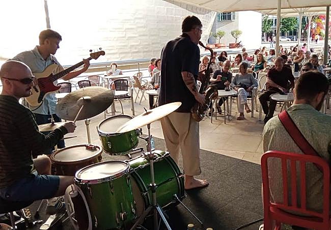 Se llenó la terraza del bistró del Guggenheim.