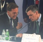 El secretario general de la OTAN, Mark Rutte, y el presidente del Gobierno, Pedro Sánchez, conversan en una reunión de líderes.