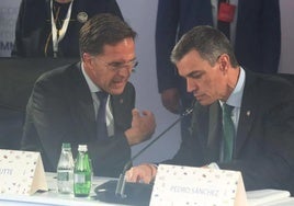 El secretario general de la OTAN, Mark Rutte, y el presidente del Gobierno, Pedro Sánchez, conversan en una reunión de líderes.