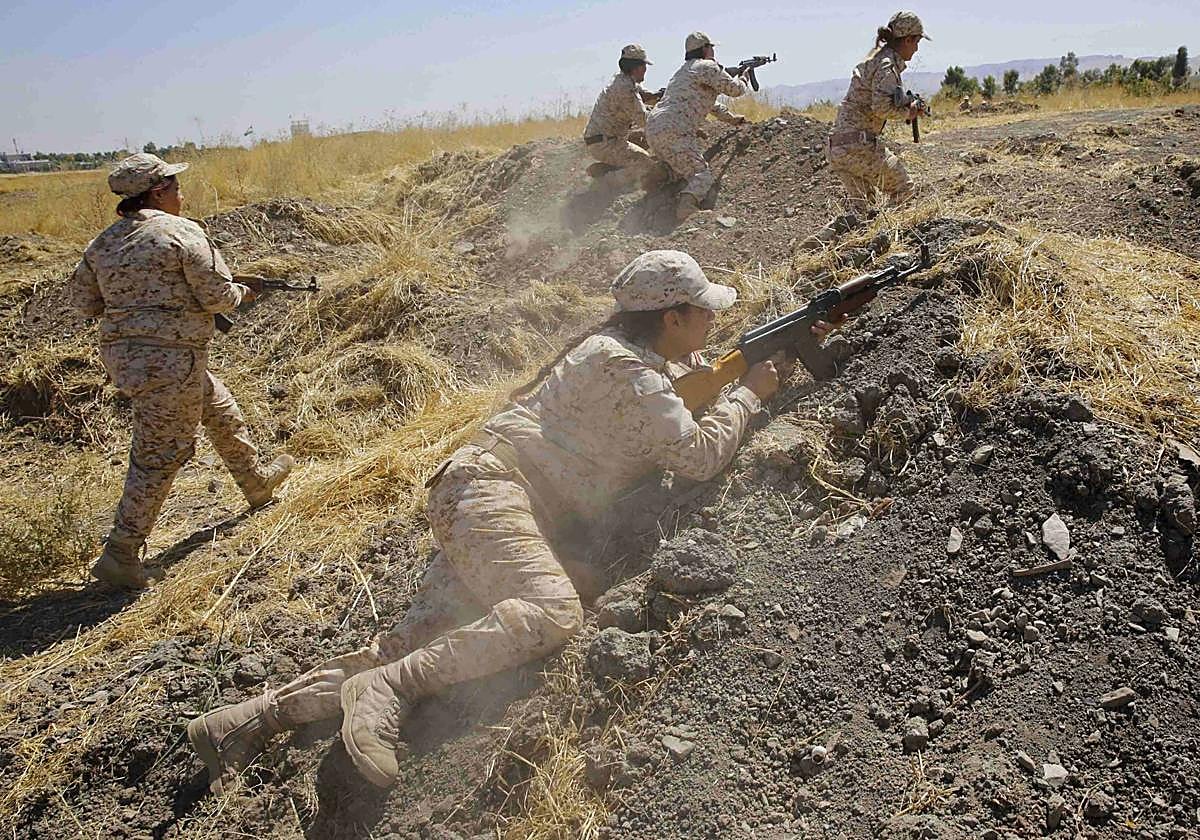 Mujeres milicianas Peshmerga, del ejército kurdo, toman parte en un combate de entrenamiento para formarse y enfrentarse así a los insurgentes yihadistas del Estado Islámico (EI), en Sulaimaniya (Iraq).
