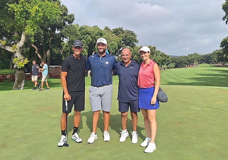 Marcos Llorente, futbolista del Atlético; Jon Rahm, Pedro Pablo Matesanz, delegado del Atlético; y la jugadora amateur Cristina Felip posan tras completar los primeros nueve hoyos de Valderrama.